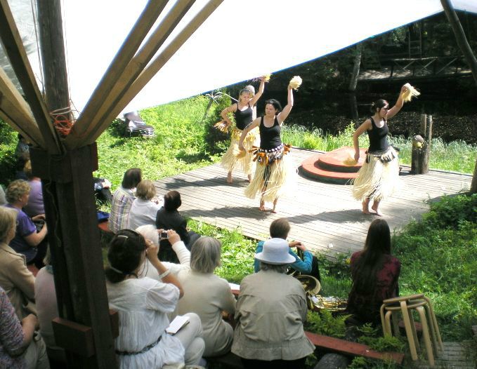 Meilahden Virkistyskeskuksen retkeläisille esiintyi ateljeen amfiteatterissa kaislahameiset tanssitytöt, joita säesti rumpuorkesteri Afrocosmos Lummelammen sillalta Osmo Liikasen johdolla.